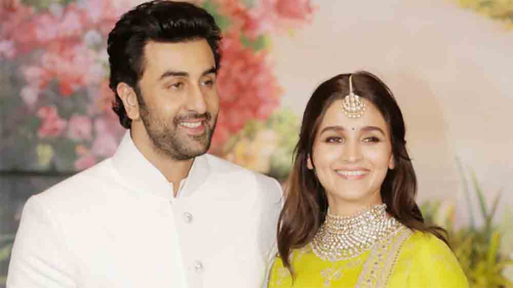 চেম্বুরে কপূর খানদানের পারিবারিক বাংলোয় বসবে ‘রালিয়া’র বিয়ের আসর। পঞ্জাবি রীতিনীতি মেনেই বিয়ের অনুষ্ঠান সম্পন্ন করা হবে বলে বলিউডের অন্দরের খবর।