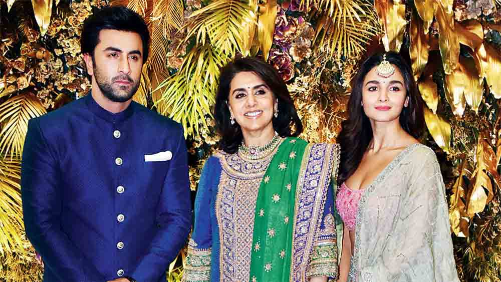 বিয়ে নিয়ে দুই পরিবারের এই ব্যস্ততার ফাঁকেই আবার ভেসে উঠেছে কঙ্গনার সেই আক্রমণাত্মক মন্তব্যগুলি। কিন্তু, সে তো বছর দুয়েক আগেকার কথা।