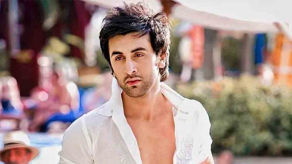 তেমনই এক পুরনো টুইট আজকাল সংবাদমাধ্যমে ঘোরাফেরা করছে। তাতে রণবীরের চরিত্র নিয়ে আক্রমণ শানিয়েছিলেন কঙ্গনা।