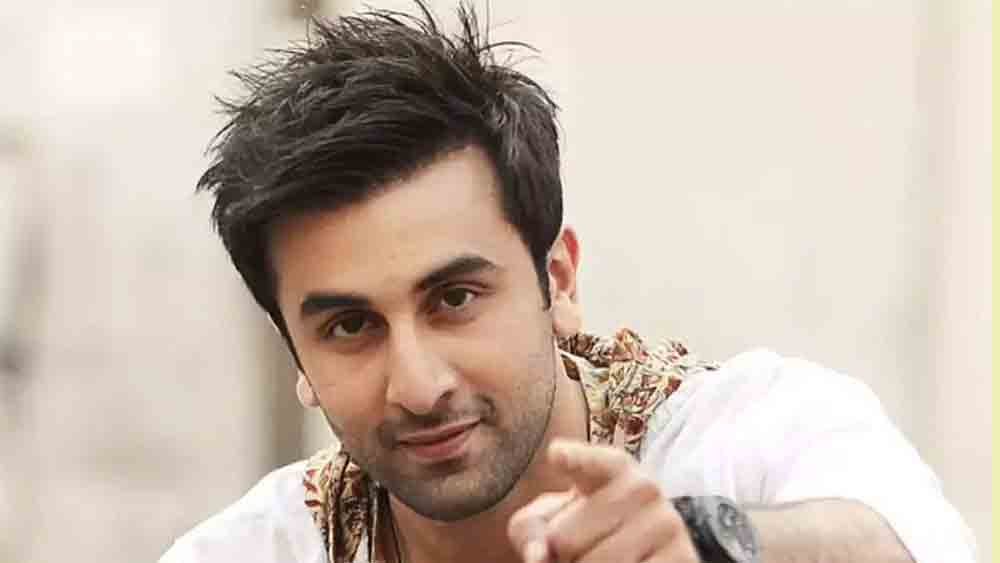 কপূর খানদানের অন্যতম উত্তরাধিকারীর বিরুদ্ধে এমন শক্তিশালী গোলাবর্ষণ বোধ হয় এর আগে হয়নি। ফলে যা হওয়ার তা-ই হয়েছে। বলিউডে কঙ্গনার মন্তব্য নিয়ে তুমুল শোরগোল হয়েছিল। তবে কঙ্গনা সেখানেই থামেননি।