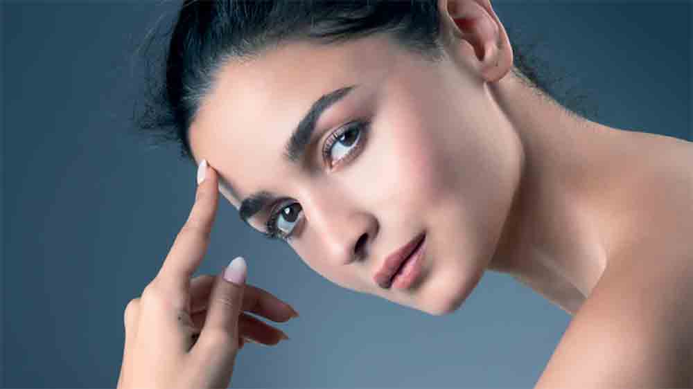 বেশ কয়েক বছর আগে সংবাদমাধ্যমে একটি সাক্ষাৎকারে তিনি বলেছিলেন, ‘‘রণবীর নাকি এই প্রজন্মের কমবয়সি অভিনেতা। তাঁকে আবার কমবয়সি বলা কেন? রণবীর কপূর ৩৭ বছর বয়সি! আমার বাবাকে ওই বয়সে মধ্যবয়সি বলা হত। আর আলিয়া ভট্ট সাতাশে পড়েছেন। ২৭ বছর বয়সে আমি ‘কুইন’-এর সংলাপ লিখেছিলাম। ওই বয়সে আমার মা তিন সন্তানের জননী ছিলেন। আমি এই ব্যাপারটা কিছুতেই বুঝতে পারি না। এই ‘কমবয়সি’ মানে কী?’’