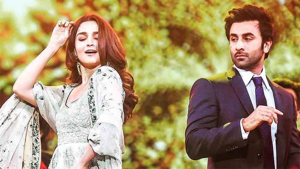 কঙ্গনার দাবি, সামাজিক দায়িত্ব এড়াতেই ‘কমবয়সি’ থেকে যান রণবীরের মতো তারকারা। ‘‘এঁরা বাচ্চা নাকি, নির্বোধ... এঁরা কী! এ ভাবে এঁরা (সব কিছু) এড়িয়ে  পেতে পারেন না!’’ 