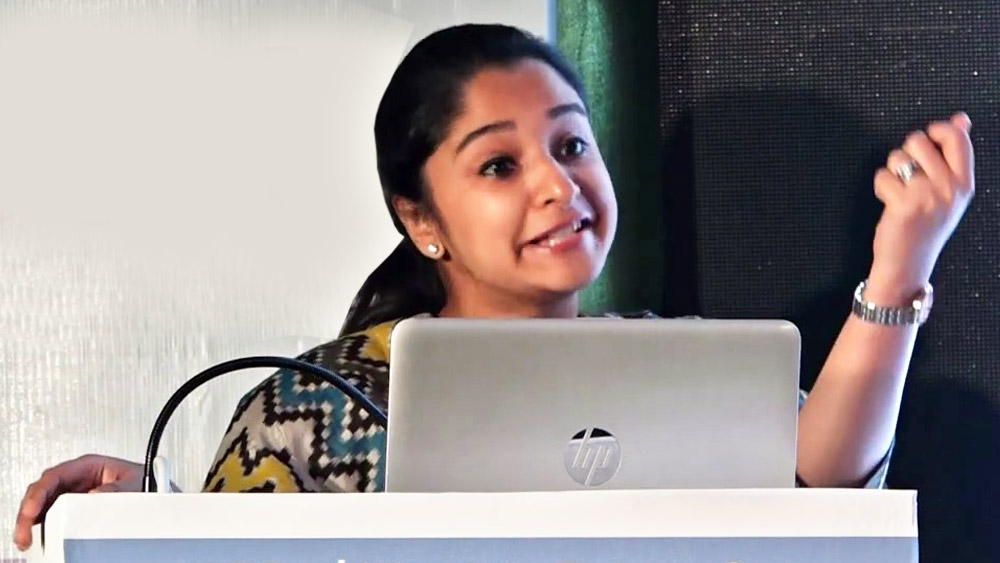 তবে এই সাময়িক ব্যর্থতা পেরিয়ে নতুন করে পাখা মেলে উজ্জ্বল ভবিষ্যতের দিকে এগিয়ে যাওয়ারও একাধিক নিদর্শন রয়েছে। এ রকমই এক উদাহরণ রুক্মিণী রিয়ার।