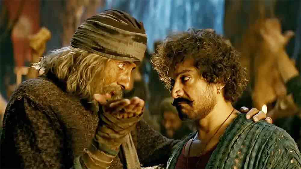 বছরে হাতেগোনা ছবিতে দেখা যায় আমিরকে। ফলে তাঁর ছবির জন্য মুখিয়ে থাকেন অনুরাগীরা। তবে ২০১৮ সালে তাঁদের উৎসাহ যেন বহু গুণ বেড়ে গিয়েছিল। কারণ, সেই প্রথম অমিতাভ বচ্চনের সঙ্গে এক পর্দায় দেখা গিয়েছিল আমিরকে। ছবির নাম, ‘ঠগস অব হিন্দোস্তান’।