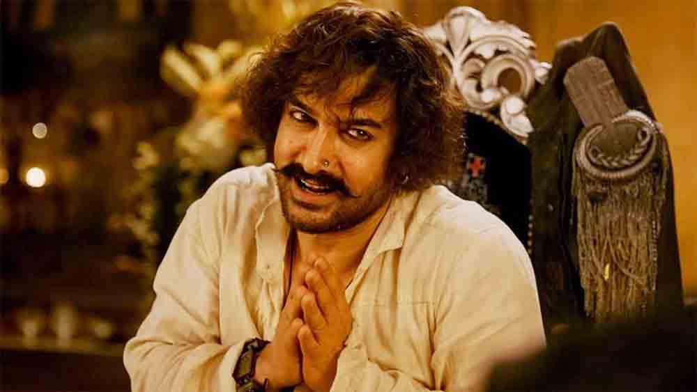 ‘ঠগস...’ ঘিরে দর্শকদের যে কতখানি প্রত্যাশা ছিল, তা বোঝা গিয়েছিল ছবি মুক্তির প্রথম দিনে। মুক্তির দিনই ৫০ কোটির ব্যবসা করেছিল ছবিটি। সেটিই নাকি প্রথম হিন্দি ছবি, যা মুক্তির দিনেই এত টাকার ব্যবসা করে। তবে সাফল্য ধরে রাখতে পারেননি আমিরেরা। ৩০০ কোটির বাজেটের সে ছবির আয় নাকি মোটে ৩৩৫ কোটিতে গিয়ে ঠেকে।