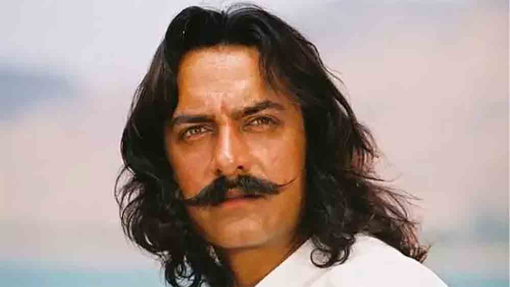 চরিত্রের খাতিরে নানা রূপেই পর্দায় হাজির হয়েছেন আমির। ‘মঙ্গল পাণ্ডে: দ্য রাইজিং’ ছবির জন্য চুল বাড়াতে শুরু করেছিলেন। একটি পুরুষ্টু গোঁফও দেখা গিয়েছিল আমিরের মুখাবয়বে। তবে ভোলবদল করলেও ছবির ভাগ্য ফেরেনি।