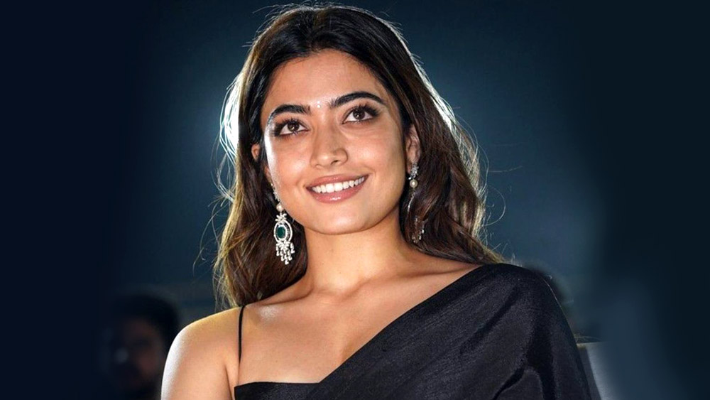 কিন্তু জীবনের পথ কি এমনই পুষ্পে ভরা? এত ভালবাসার মধ্যেও রয়েছে কিছু ঘৃণা, কটাক্ষ৷ নেটমাধ্যমে কটাক্ষের শিকার হওয়া খ্যাতনামীদের কাছে আজ এক নৈমিত্তিক ঘটনা। জনপ্রিয়তা বৃদ্ধির সঙ্গে সঙ্গে খ্যাতনামীদের সমান তালে ট্রোলড হতে হয় ছোট ছোট নানা কারণে৷ 