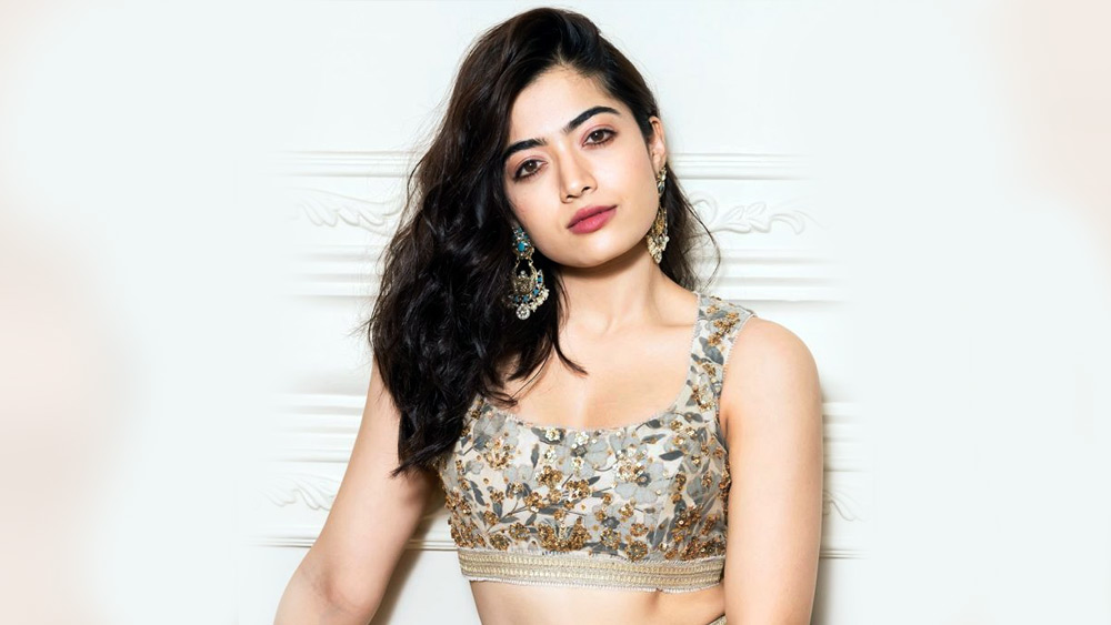 রশ্মিকাও এর ব্যতিক্রম নন৷ সুদক্ষ অভিনেত্রী এবং সুন্দরী হলেও রশ্মিকা নেটমাধ্যমে কটাক্ষ বা বিদ্রূপের শিকার হয়েছেন।