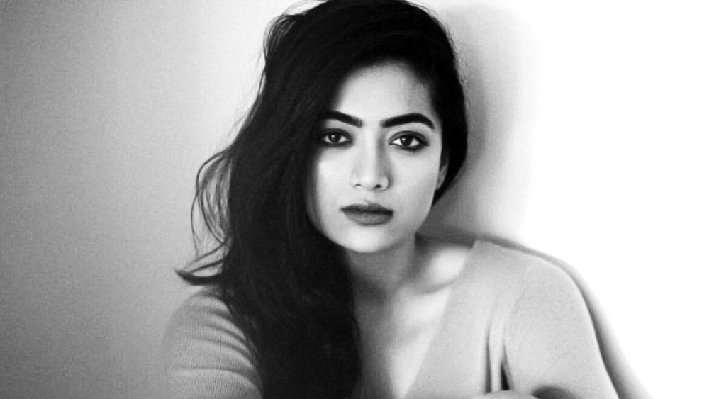 ক্রমাগত যখন নিজের দেহ, নিজের গায়ের রং, ব্যক্তিগত সম্পর্ক নিয়ে প্রশ্ন ওঠে, বিদ্রূপ করা হয়, তখন তাঁর মনে হতে থাকে, জনতার সামনে যেন নগ্ন অবস্থায় রাস্তায় দাঁড়িয়ে রয়েছেন৷ 