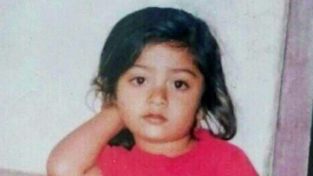 ছোটবেলার ছবি ইনস্টাগ্রামে পোস্ট করেছিলেন রশ্মিকা৷ সেখানেই একজন মন্তব্য করেন 'দাগার', কন্নড় ভাষায় যার অর্থ 'যৌনকর্মী'৷