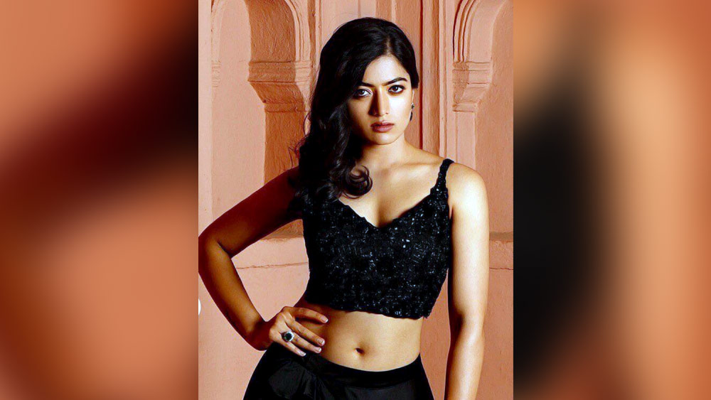 সেই সঙ্গে তিনি বলেন, 'কাজ নিয়ে সমালোচনা করুন৷ প্রত্যেক পেশার সম্মান আছে৷ অহেতুক পরিবার বা ব্যক্তিজীবন নিয়ে নোংরা মন্তব্য করবেন না৷ প্রত্যেককে সম্মান করা উচিত৷'  