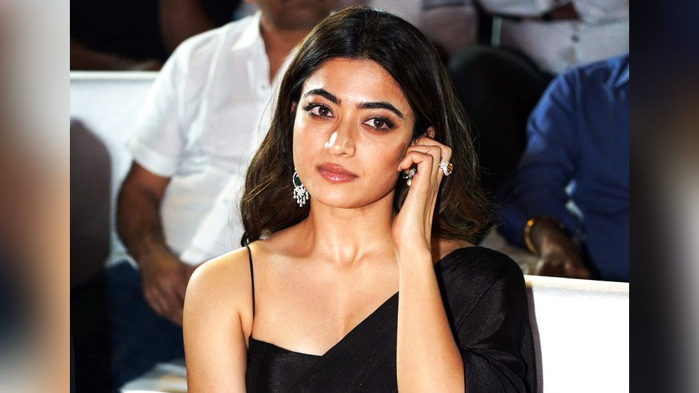 কিন্তু সমস্ত নেতিবাচক ঘৃণ্য মন্তব্যকে পেরিয়ে, মানসিক অবসাদকে হারিয়ে রশ্মিকা আজ স্বপ্রতিভায় ভাস্বর৷ 