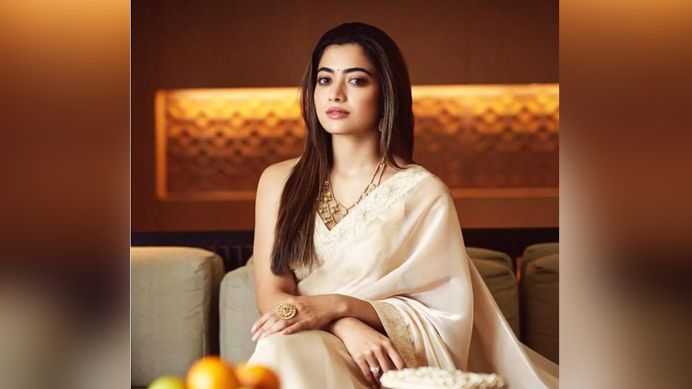 তিনি আরও বলেন, 'অন্য লোকে কী বলবে সেই বিষয়ে আমরা অতিরিক্ত ভাবনা-চিন্তা করি৷ মানুষ অন্য মানুষের প্রশংসা, ভালবাসা চায়৷’ 