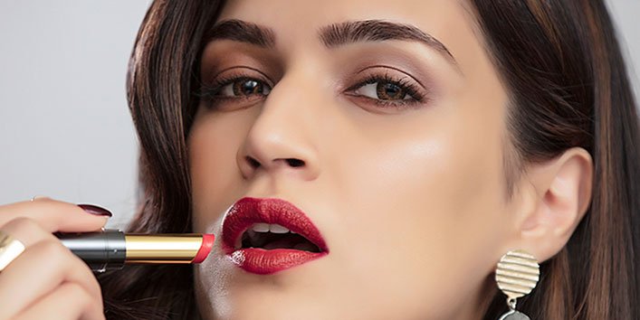 গরমে মুখের মেকআপ করার সময়ে সচেতন থাকুন।