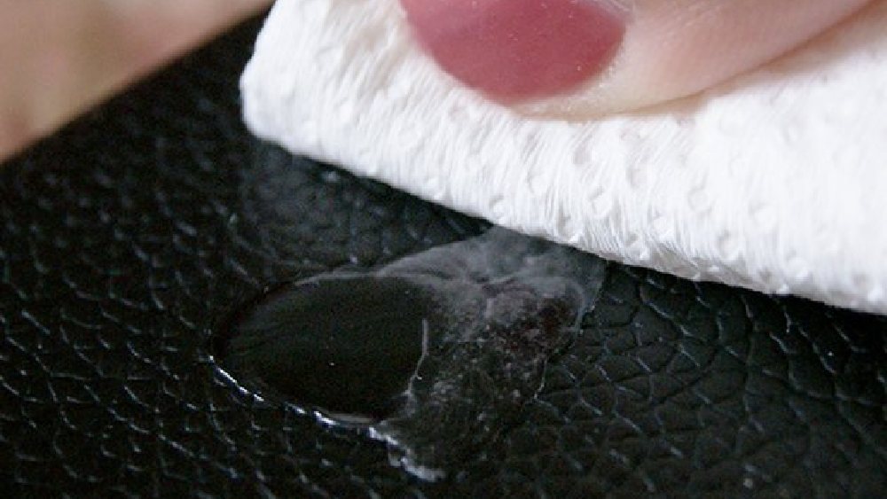 কিছু কৌশল জানা থাকলে খুব সহজেই মোম তুলে ফেলতে পারবেন।