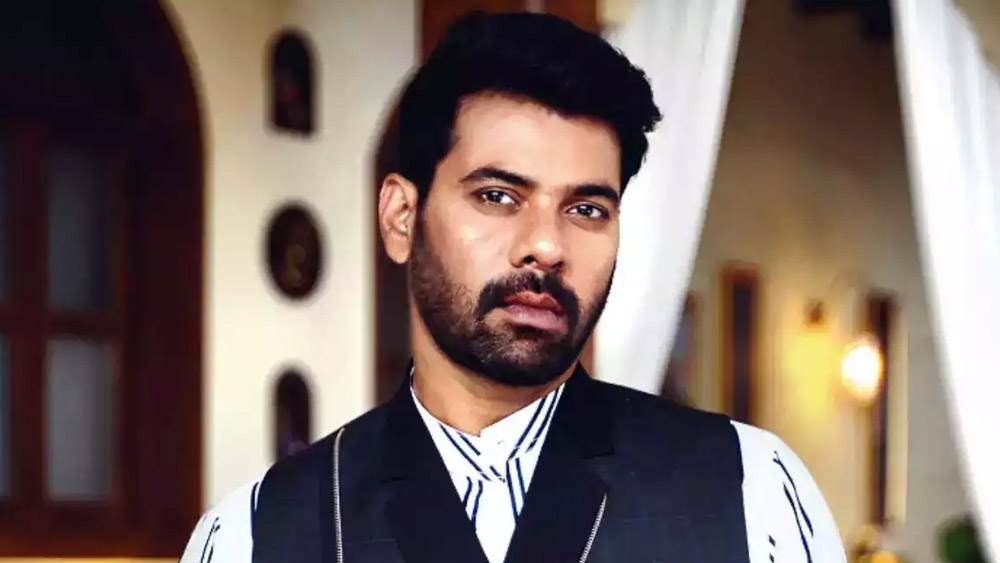 বোকাবাক্স বলে যতই কটাক্ষ করুন না কেন, ‘কুমকুম ভাগ্য’-র মতো ধারাবাহিকের জনপ্রিয়তার সঙ্গে টক্কর দিতে গিয়ে অনেকেই ক্লান্ত হয়ে পড়বেন। তবে ২০১৪ থেকে ’২১ সাল পর্যন্ত কাজ করার পর হঠাৎই সেই ধারাবাহিক ছেড়ে দেন ৪২ বছরের সাবির অহলুওয়ালিয়া। একই পথের পথিক হয়েছিলেন স্মৃতি ঝা-ও।