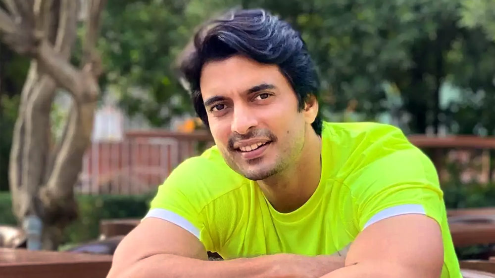 ‘ইমলি’ ছেড়ে মাঝপথে কেন বিদায় নিলেন? ঘনিষ্ঠ মহলে গশমীরের দাবি ছিল, প্রতি মাসের ১৫ দিন একই ধারাবাহিকের জন্য বরাদ্দ করতে পারছেন না তিনি। কানাঘুষো শোনা গিয়েছিল, মরাঠি সিনেমা বা ওয়েব সিরিজের জন্য শ্যুটিং করার পর মাসে ১০ দিন ‘ইমলি’-র জন্য বরাদ্দ করতেন গশমীর। স্বাভাবিক ভাবেই অসুবিধায় পড়েছিলেন ‘ইমলি’-র নির্মাতারা।