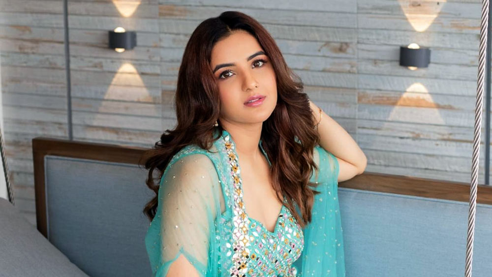 বিতর্ক শুরু হতেই সংবাদমাধ্যমে মুখ খুলেছিলেন ৩১ বছরের জসমিন। দাবি করেছিলেন, ‘‘শুরু থেকেই জানতাম যে এই ধারাবাহিকে বেশি দিন থাকতে পারব না।’’ কেন এ কথা বললেন জসমিন? ‘‘ধারাবাহিক ছেড়ে যাওয়ায় দর্শকেরা যদি হতাশ হন, তবে আমি দুঃখিত। কিন্তু, সব সময় ‘নাগিন’-এর ভূমিকায় থাকাটা অসহ্য হয়ে উঠেছিল।’’