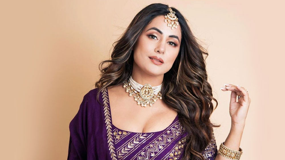 প্রায় আট বছর ধরে যে অক্ষরার সঙ্গে সম্পর্ক গড়ে উঠেছিল, সেই হিনার সরে যাওয়ার খবর শুনে মুষড়ে পড়েছিলেন হিনার ভক্তেরা। এ নিয়ে নানা জনে নানা কথাও বলতে শুরু করেছিলেন। আসল সত্যিটা কী?