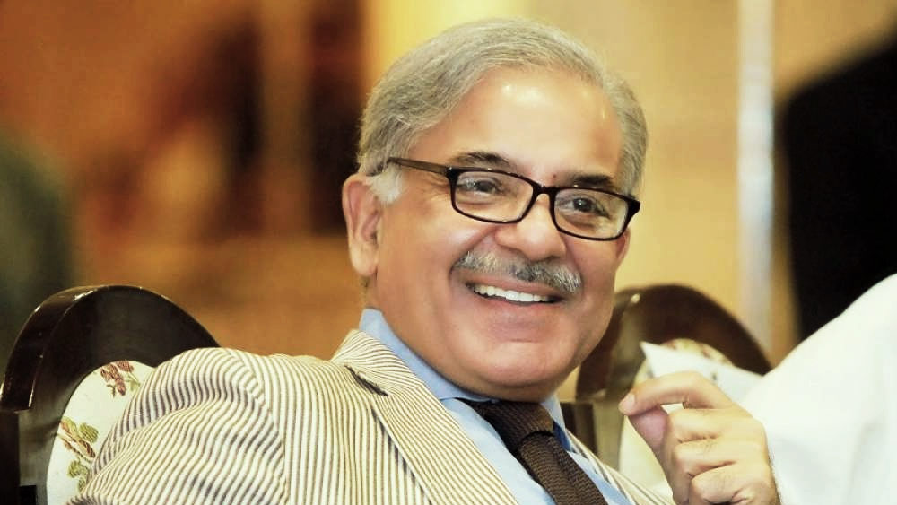 একাধিক বিবাহ। লন্ডন ও দুবাইয়ে তাঁর বিলাসবহুল অ্যাপার্টমেন্ট থাকার জন্য তিনি সংবাদমাধ্যমের শিরোনামে এসেছেন। এ সব সত্ত্বেও পাকিস্তানে তিনি যথেষ্ট জনপ্রিয়।