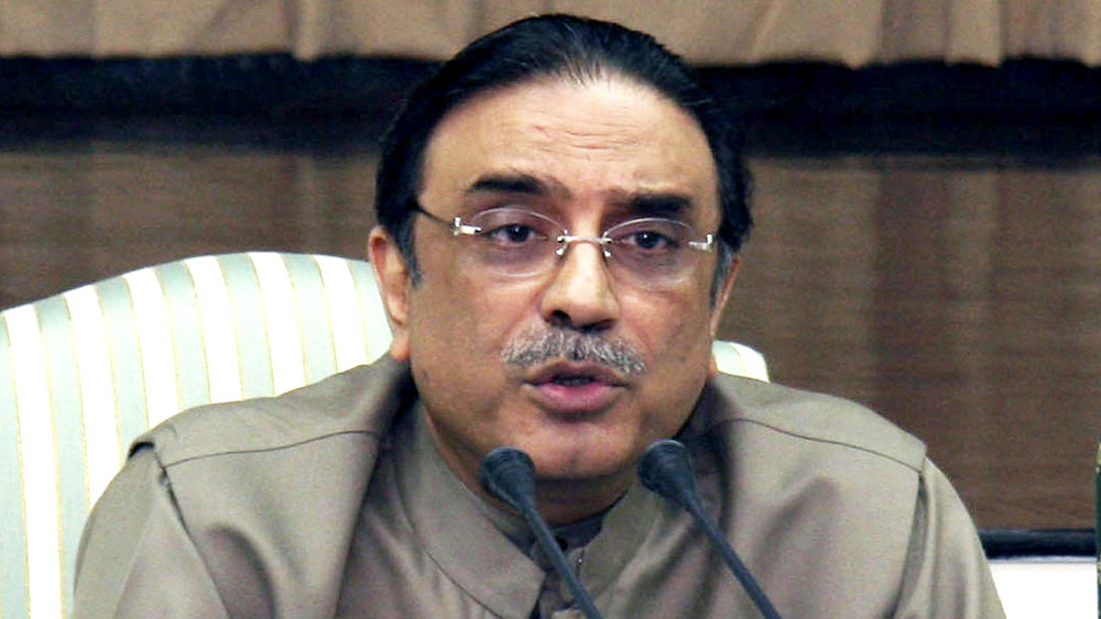 আসিফ আলি জারদারি: পাকিস্তানের ধনী সিন্ধু পরিবার থেকে আসা জারদারি তাঁর ‘প্লেবয়’ ধরনের জীবনযাপনের জন্য পরিচিত ছিলেন। ১৯৮৭ সালে বেনজির ভুট্টোর সঙ্গে বিয়ে হয়। তার পরের বছরই পাকিস্তানের প্রধানমন্ত্রী হন বেনজির।