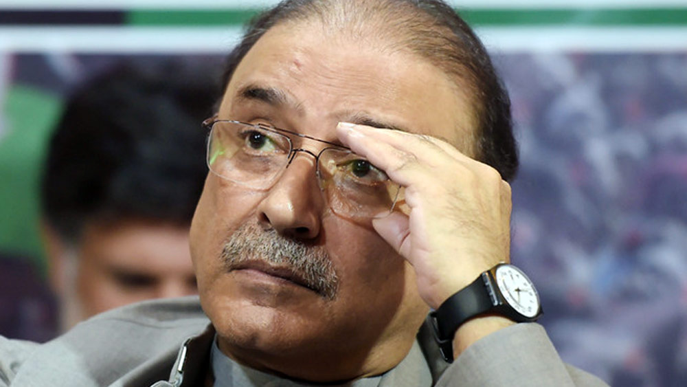 রাজনীতির সঙ্গে দুর্নীতিতেও তাঁর নাম জড়িয়েছে। জারদারির বিরুদ্ধে অভিযোগ, তিনি অর্থের বিনিময়ে সরকারি চুক্তি পাইয়ে দিতেন। এ জন্য তাঁর নাম হয়েছিল ‘মিস্টার টেন পার্সেন্ট’! দুর্নীতির অভিযোগে তাঁর দু’বার জেলও হয়।