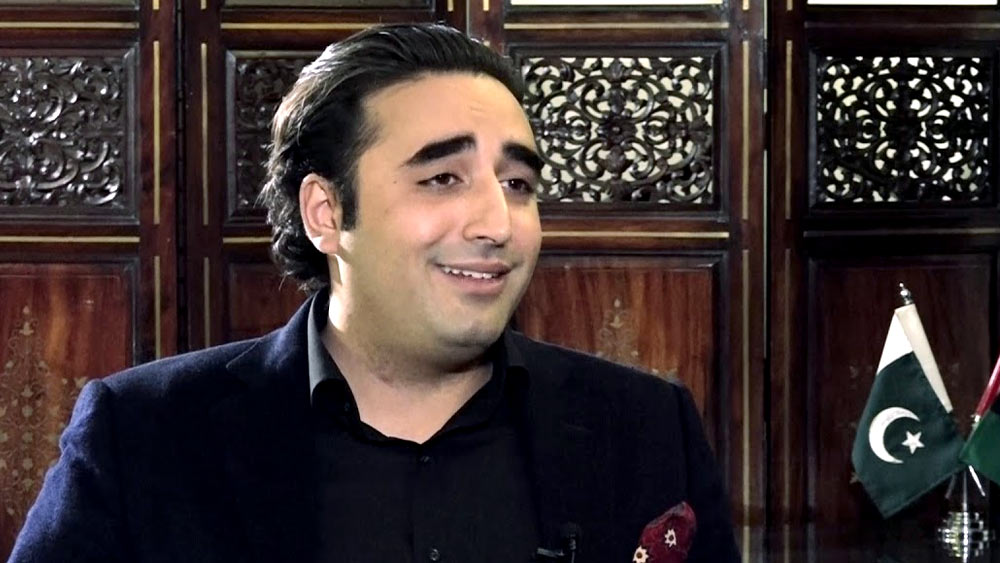 নেটমাধ্যমে যথেষ্ট জনপ্রিয় তিনি। তবে মাঝেমধ্যে ভুল উর্দু লেখার জন্য সমলোচিত হন। 