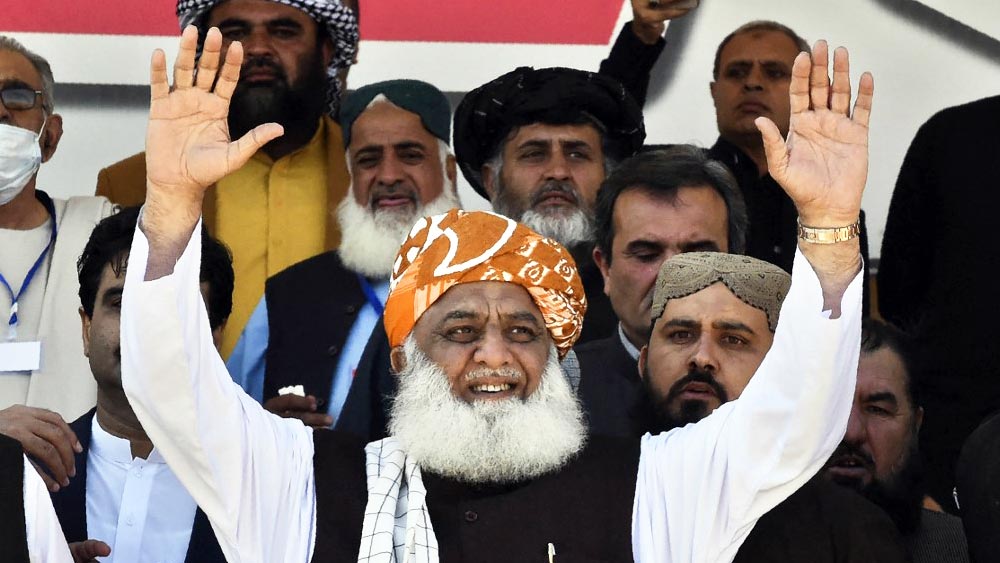 মৌলানা ফজলুর রহমান: কট্টরপন্থী ইসলাম হিসাবে রাজনৈতিক জীবন শুরু করার পর, পরবর্তীকালে নমনীয় ভাবমূর্তির জন্য পরিচিত হন। ধর্মনিরপেক্ষ ও বামদলগুলির জোটও গঠন করেন তিনি। 