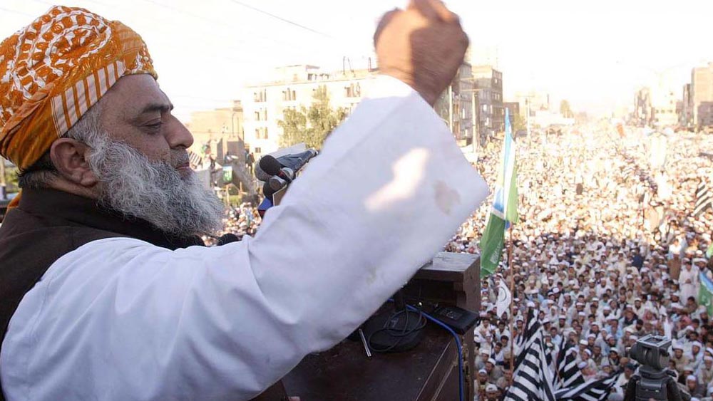 তাঁর দল জামিয়াতুল উলেমা-ই-ইসলাম (এফ)-এর ক্ষমতায় আসার সম্ভাবনা না থাকলেও, সরকার গড়ার অন্যতম কারিগর হতে পারেন।