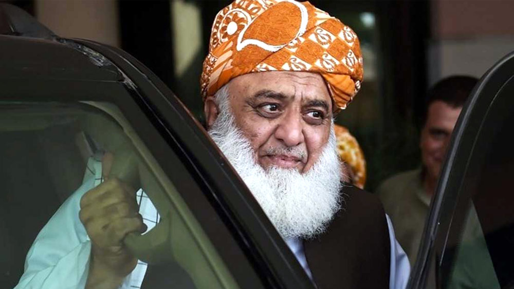 ইমরান খানের সঙ্গে তাঁর শত্রুতা বহু চর্চিত। জেমাইমা গোল্ডস্মিথের সঙ্গে তাঁর বিয়ের প্রসঙ্গ তুলে ইমরানকে ‘ইহুদি’ বলেন।