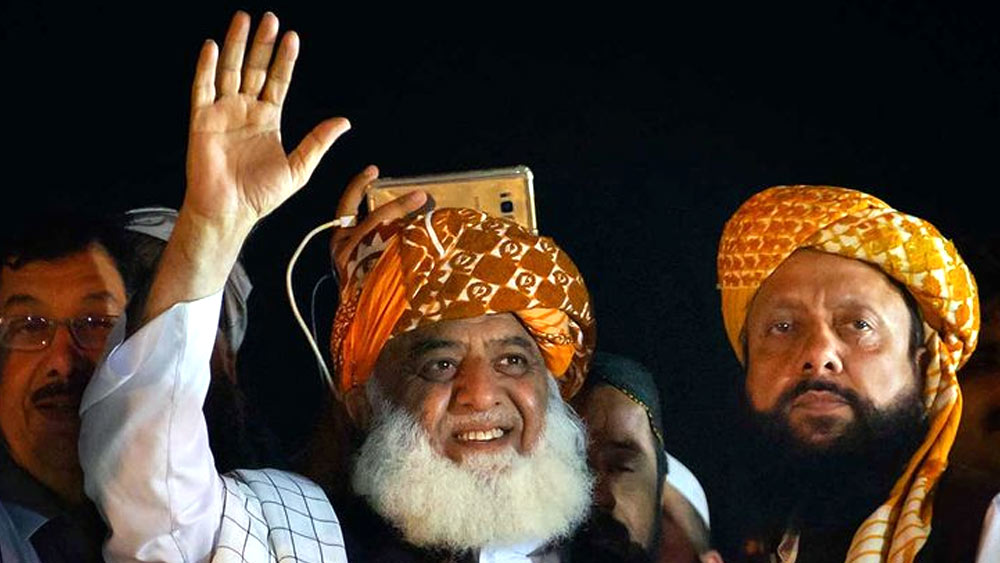 তবে ইমরাান পাল্টা তাঁকে ‘মোল্লা ডিজেল’ বলেন। জ্বালানি লাইসেন্স দুর্নীতিতে জড়িত থাকার অভিযোগে তাঁকে এই নামেই সম্বোধন করতেন পাক প্রাধনমন্ত্রী।