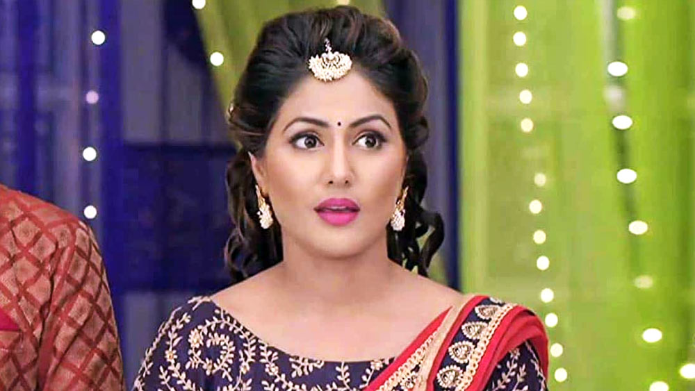 নিন্দকেরা বলেন, ‘ইয়ে রিস্তা... ’-র জন্য অত্যধিক পারিশ্রমিক দাবি করে বসেছিলেন হিনা। সহ-অভিনেতাদের সঙ্গে তাঁর ব্যবহারও মধুর ছিল না।