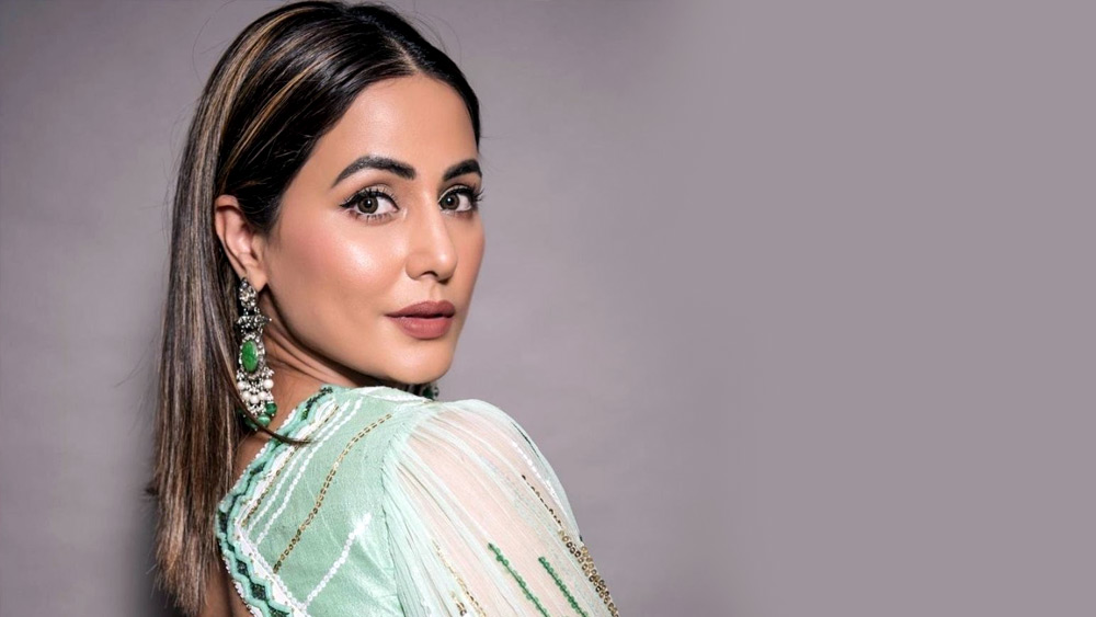 এ নিয়ে দীর্ঘ দিন মুখ বন্ধ রেখেছিলেন খোদ হিনা। পরে তাঁর দাবি ছিল, অক্ষরার ভূমিকা থেকে বিরতি নিতেই ওই ধারাবাহিক থেকে সরে গিয়েছিলেন।