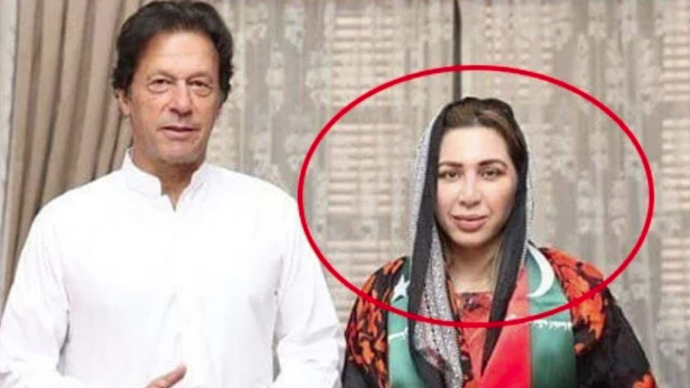 সম্প্রতি বুশরার সেই বান্ধবী ফারহার বিরুদ্ধে অভিযোগ ওঠে, ৯০ হাজার ডলার  নিয়ে বিমানে চড়ে দেশ ছেড়েছেন তিনি। যদিও তিনি এই অভিযোগ অস্বীকার করেছেন।