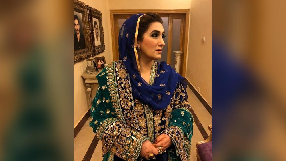 বুশরা ইমরানের তৃতীয় স্ত্রী। এর আগে ইমরান ১৯৯৫ সালে বিয়ে করেন ব্রিটিশ ফিল্ম, টিভি প্রযোজক জেমাইমা গ্লোডস্মিথকে। ২০১৪ সালে প্রাক্তন পাক ক্রিকেট অধিনায়ক বিয়ে করেন ব্রিটিশ-পাকিস্তানি সংবাদিক রেহাম খানকে।