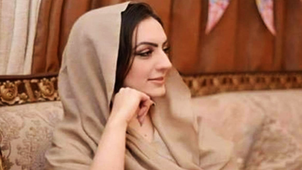 রেহামের সঙ্গে সম্পর্ক থাকাকালীনই ইমরানের বুশরার প্রেমে পড়েন। তাঁর দ্বিতীয় স্ত্রী রেহাম দাবি করেন, বিয়ের আগে তিন বছর ধরে বুশরার সঙ্গে ডেটিং করে করতেন ইমরান।