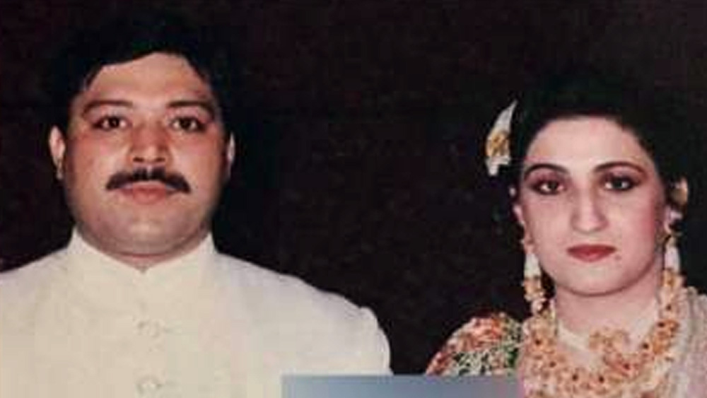 ইমরানও বুশরা বিবির প্রথম স্বামী নন। ১৯৮৯ সালে তিনি খাওয়ার মানেকা নামে এক ব্যক্তিকে বিয়ে করেন। মানেকা আবার বেনজির ভুট্টোর জমানার এক মন্ত্রীর ছেলে। ২০১৭ সালে মানেকার সঙ্গে বুশরার বিবাহ বিচ্ছেদ ঘটে। প্রথম বিবাহ সূত্রে বুশরার তিন কন্যা এবং দুই পুত্র সন্তান রয়েছে।