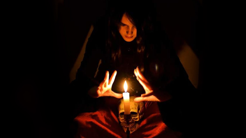 পাকিস্তানে বুশরা বিবির আর এক পরিচয় ‘পিঙ্কি পিরনি’ হিসেবে। তাঁর দাবি, তিনি ‘অতিপ্রাকৃতের চর্চা’ করেন। তবে বিরোধী দলগুলির মতে, তিনি আসলে কালো জাদু, ডাইনিবিদ্যা ইত্যাদির চর্চা করেন।