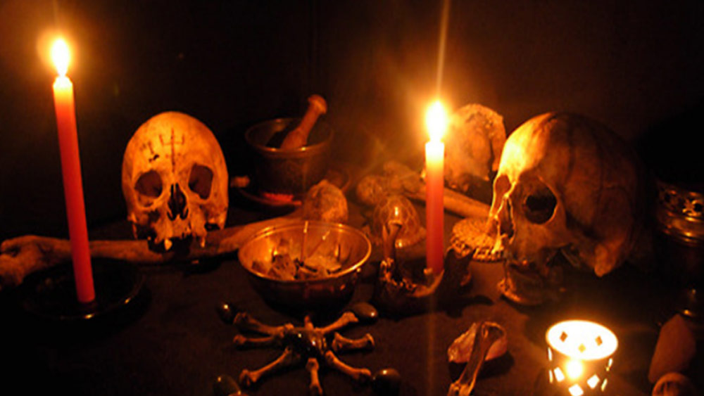 ইসলামে কালো জাদু বা ডাইনিবিদ্যা ইত্যাদির চর্চা সাধারণত নিষিদ্ধ। প্রাক ইসলামি আরব ও পারস্যে যে এই সব গুপ্তবিদ্যার চর্চা হত, তার প্রত্নতাত্ত্বিক প্রমাণ রয়েছে। কিন্তু ‘আইয়াম-এ-জাহেলিয়া’ বা ‘অন্ধকারের যুগ’ অতিক্রান্ত হয়ে আরবে একেশ্বরবাদী ইসলাম প্রকট হলে এই সব চর্চার উপর বিধি-নিষেধ আরোপিত হয়।