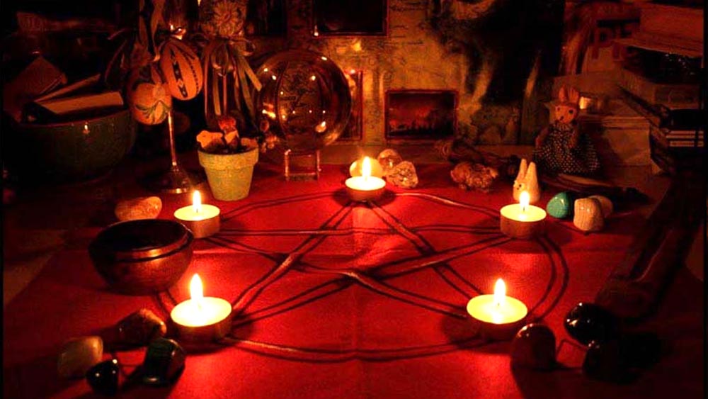 বিধি-নিষেধের আবডালেই অবশ্য চলতে থাকে কালো জাদু বা শয়তান উপাসনার মতো অকাল্টের চর্চা। প্রাতিষ্ঠানিক ইসলামের নজর এড়িয়ে বিভিন্ন অশুভ শক্তিকে জাগরণের চেষ্টাও করে চলেন এই সব গুপ্তবিদ্যা চর্চাকারীরা। বুশরা তথা পিঙ্কি পিরানি সম্পর্কে এই সব বিদ্যার চর্চাকারী হিসেবে এক প্রকার গণধারণা রয়েছে।