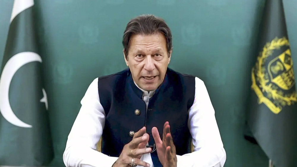 তাঁর ভবিষ্যদ্বাণী মিল যাওয়ায় বুশরার প্রতিটি কথা মেনে চলতে শুরু করেন পাক প্রধানমন্ত্রী। জানা যায়, বিয়ের পর দলে সমান্তরাল শাসন চলাতে শুরু করেন ইমরানের স্ত্রী। দলে তাকে ‘গডমাদার’ বলা হত। কানাডাবাসী পাক লেখক তারেক ফতেহ্‌ একটি টিভি চ্যানেলে সাক্ষাৎকারে বলেন, ‘‘বুশরা বিবি যা বলেন, তা অক্ষরে অক্ষরে মেনে চলেন ইমরান।’’