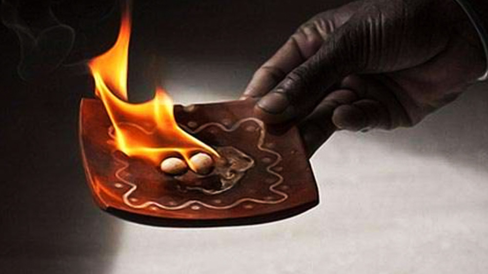 স্বামীর গদি বাঁচাতে বুশরা লাগাতার চেষ্টা করে গিয়েছেন। সপ্তাহখানেক ধরে ইমরান যখন নানা ভাবে গদি বাঁচানোর মরিয়া চেষ্টা করে যাচ্ছেন্‌ তখন বুশরা নাকি বাড়িতে ‘কালো জাদুর’ প্রয়োগ করেছেন।