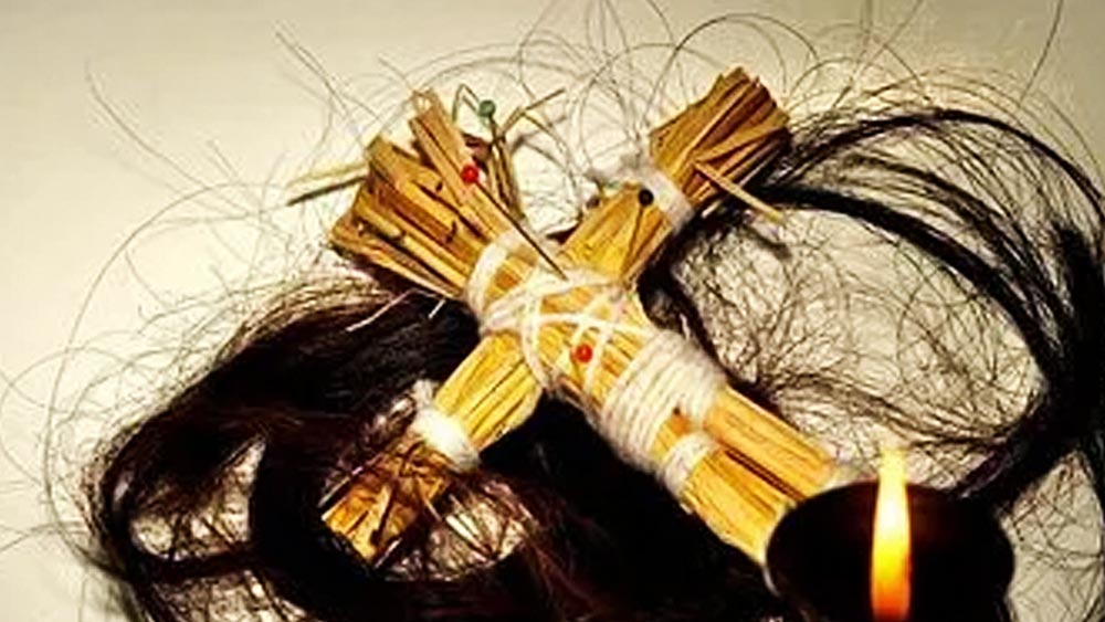 বুশরার কালো জাদু বা ডাকিনীবিদ্যা যে কোনও কাজেই আসেনি, তা সাম্প্রতিক ঘটনাবলিই জানাচ্ছে। মেয়াদ শেষ করার আগেই ইমরানকে গদি ছাড়তে হয়েছে। ‘পিঙ্কি পিরনি’ এবং তাঁর কালো জাদু নাটাগরিকদের হাসির খোরাক হয়ে দাঁড়িয়েছে।