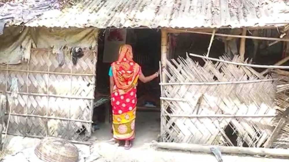 নির্যাতিতার বাড়িতে এখন শ্মশানের স্তব্ধতা ও শোকের পরিবেশ।
