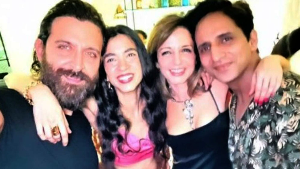 ইতিমধ্যেই হৃতিক-সাবা, সুজান-আর্সলানদের আনন্দঘন মুহূর্তের বিভিন্ন ছবি নেটমাধ্যমে ব্যাপক ভাবে ছড়িয়ে পড়েছে৷ 