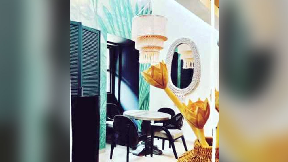  সমস্ত অন্দরসজ্জায় রয়েছে হস্তশিল্পের নিদর্শন। সাদা দেওয়ালে আঁকা সবুজ সতেজ পাতা। কোথাও বা রয়েছে উলে বোনা নানারকম নকশা।  