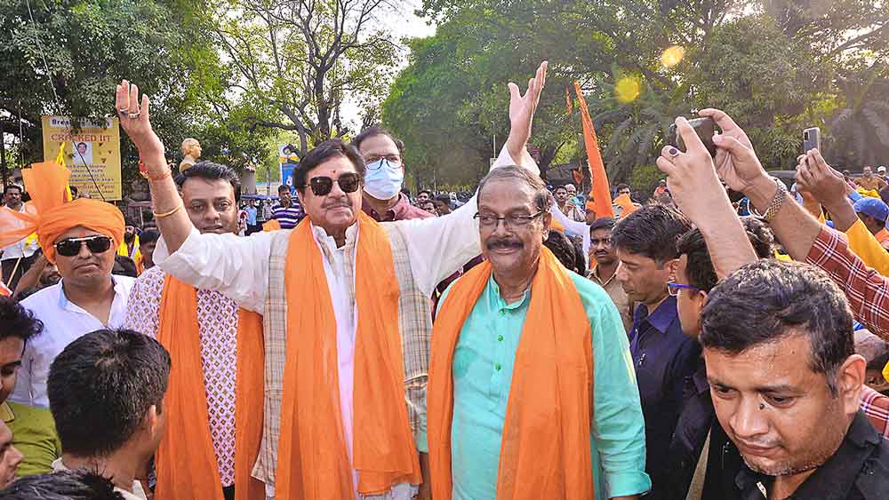 বার্নপুরে তৃণমূল প্রার্থী শত্রুঘ্ন সিন্‌হা।