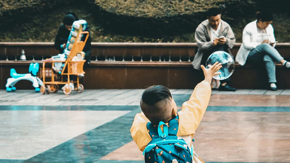 চিনে সন্তান প্রতিপালনের প্রধান খরচ শিক্ষাক্ষেত্রে ব্যয়। জেফরিস জানিয়েছে, চিনে অধিকাংশ প্রাক প্রাথমিক স্কুলগুলি বেসরকারি হওয়ার ফলে সেখানে শিশুদের পড়ানোর বেশ খরচ।