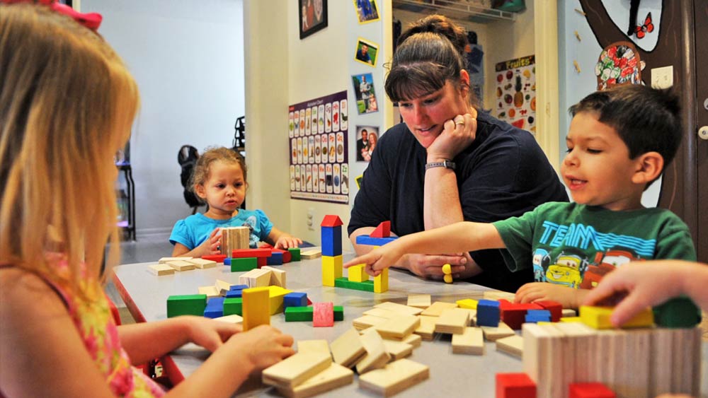 আমেরিকার বিষয়টি একটু অন্য রকম। চিনের তুলনায় শিক্ষার খরচ কম হলেও সেখানে একটি মূল পার্থক্য রয়েছে। শিক্ষার ভার লাঘব করার জন্য ছাত্রঋণ দেওয়া যায়। কিন্তু বাস্তবে দেখা যায়, শিক্ষা শেষ হওয়ার পর অধিকাংশ ক্ষেত্রে বাবা-মাকেই সেই ঋণ শোধ করতে হয়।