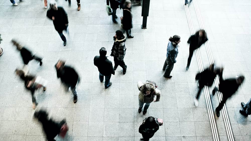  জন্মহার অর্থনীতির উপর গুরুত্বপূর্ণ প্রভাব ফেলে। কর্মক্ষম জনসংখ্যা কমে যাওয়ায় বয়স্ক জনগোষ্ঠীর সামাজিক নিরাপত্তা এবং পেনশন-সহ কল্যাণ ব্যবস্থার সঙ্গে তাল মিলিয়ে চলতে সমস্যা তৈরি হয়। কর্মী সংখ্যা কমে যাওয়ায় ফলে তা প্রতিস্থাপনের জন্য যান্ত্রিকতা (অটোমেশন)-র প্রয়োজনীয়তা বাড়িয়ে তুলতে পারে।